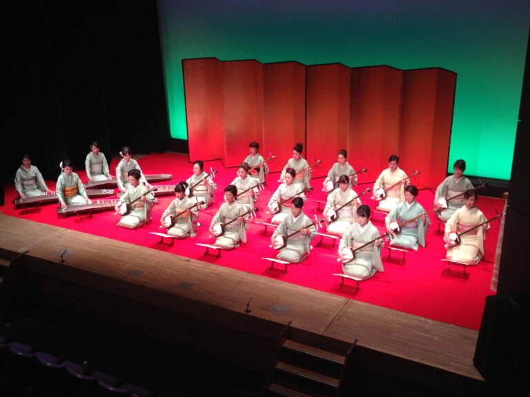 美緒野会では、港区高輪をはじめとし、国内25ヶ所(門前仲町、穴守稲荷、護国寺、恵比寿、芹が谷、西宮、京都、筑紫野市、大分)海外2ヶ所(プラハ、サンタバーバラ)で、お箏(お琴)・三味線のお稽古をお楽しみいただけます。有志のボランティアグループでは、ご高齢者やお子様の施設・各種イベントにて演奏を行っております。